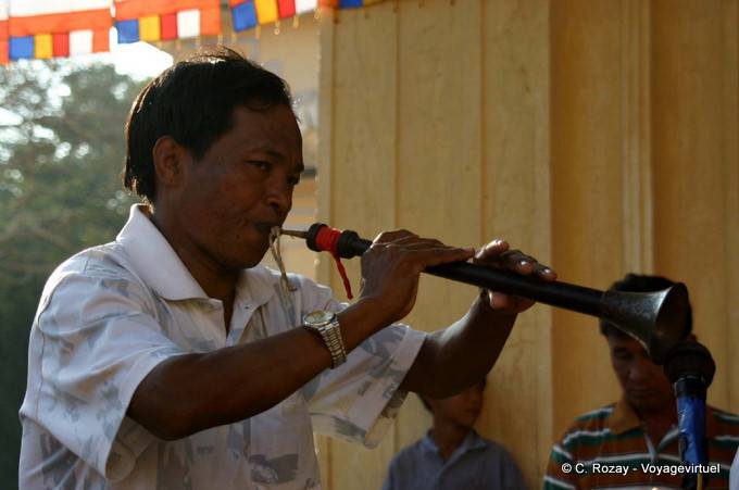 Musicien soufflant dans son instrument, Bagan - Myanmar (Birmanie)