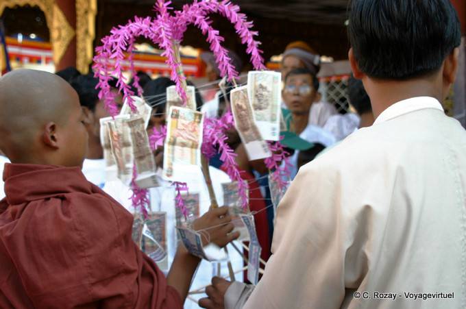 Les billets de l'offrande bouddhiste, Bagan - Myanmar (Birmanie)