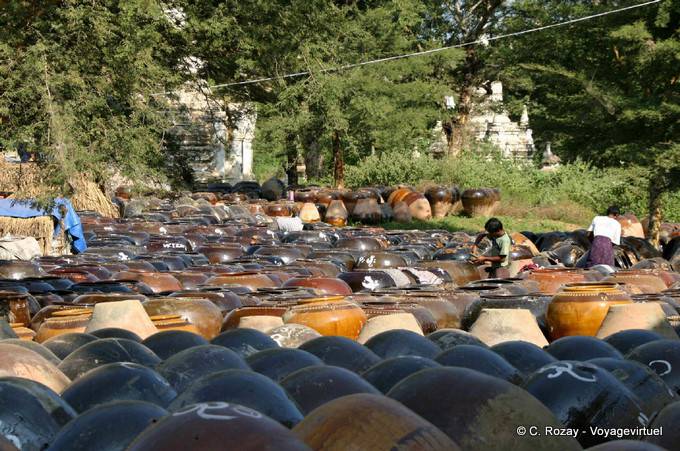 Exposition de jarres et poteries, Nyaungoo, Bagan - Myanmar (Birmanie)