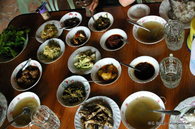 Collection de plats por le déjeûner, cuisine birmane, Bagan - Myanmar (Birmanie)