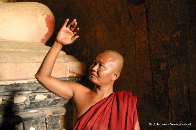 Attitude de moine bouddhiste, Bagan - Myanmar (Birmanie)