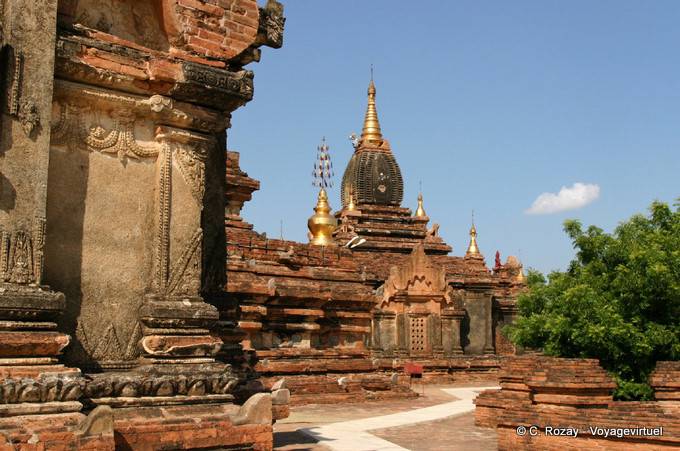 Au pied de la pagode Dhammayazika, le Temple de l'avenir du bouddha, Bagan - Myanmar (Birmanie)