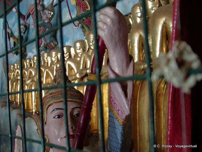 Nats gardant un alignement de bouddhas debouts, Bagan - Myanmar (Birmanie)