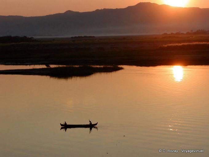 Reflet du coucher de soleil sur l'Irrawaddy, Bagan - Myanmar (Birmanie)