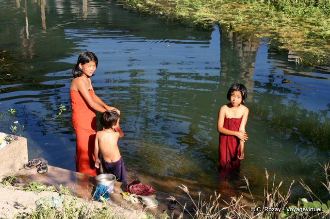 Jeunesse à la toilette, Nyaung Shwe, lac Inlé - Myanmar (Birmanie)