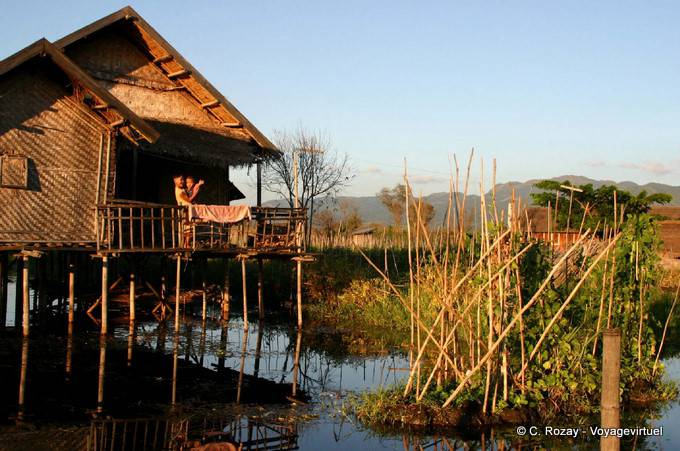 Enfants dans maison lacustre et jardinet flottant, lac Inlé - Myanmar (Birmanie)