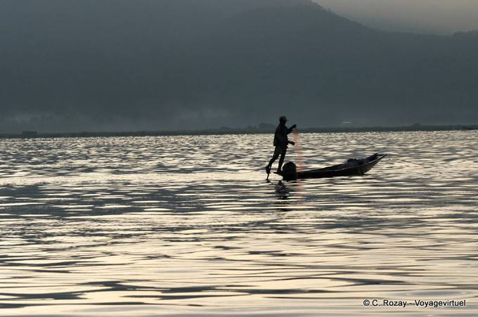 Dans le gris du soir qui tombe, lac Inlé - Myanmar (Birmanie)