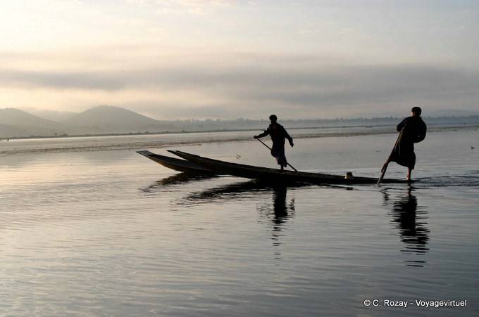 La course des Inthas sur le lac au petit matin, lac Inlé - Myanmar (Birmanie)