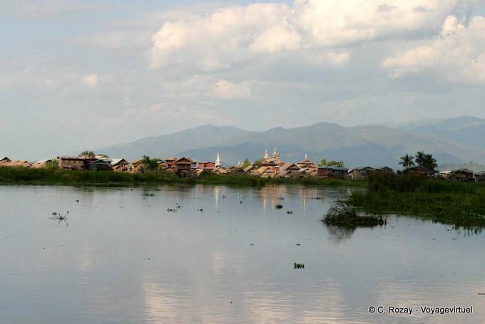 Vue sur un village, lac Inlé - Myanmar (Birmanie)