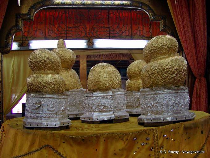 Cinq petites statues de Bouddha, Pagode Phaung Daw U Kyaung, lac Inlé - Myanmar (Birmanie)