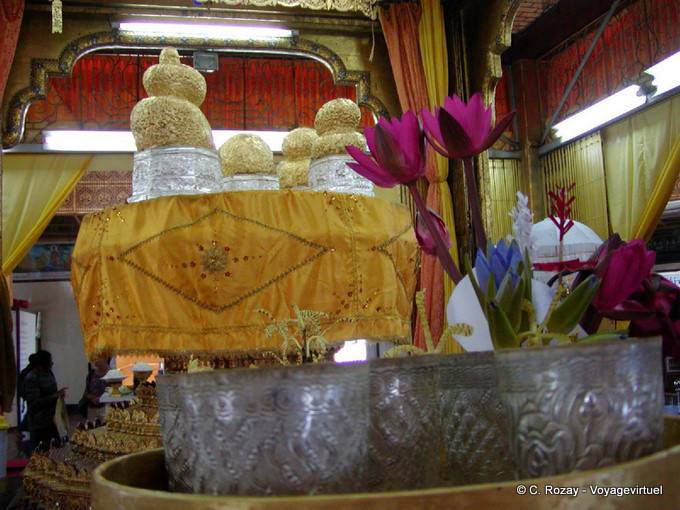 Bouddhas informes, recouverts de feuilles d'or par les fidèles, pagode Phaung Daw Oo, lac Inlé - Myanmar (Birmanie)