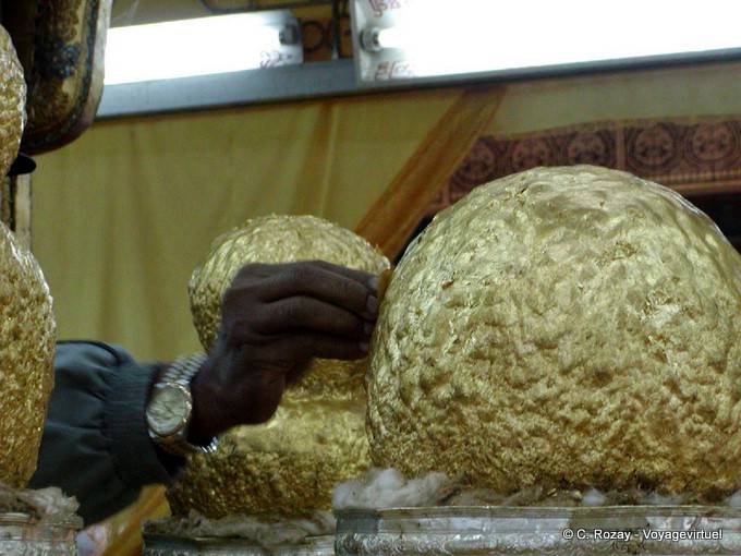 Ajout d'or sur un des Bouddhas rapportées de la péninsule malaise, au XIIe siècle, par le roi Alaungsithu, pagode Phaung Daw Oo, lac Inlé - Myanmar (Birmanie)