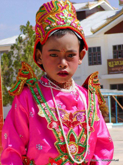 Le jeune garçon en tenue de fête, le jour où il va devenir moine, pagode Phaung Daw U Kyaung, lac Inlé - Myanmar (Birmanie)