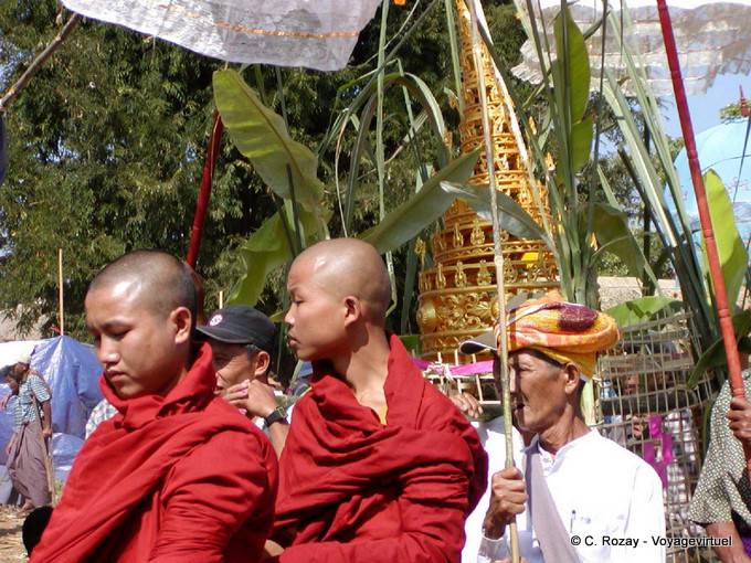 Doorure sur palanquin et moines rasés, procession à Taung, To Lac Inlé - Myanmar (Birmanie)