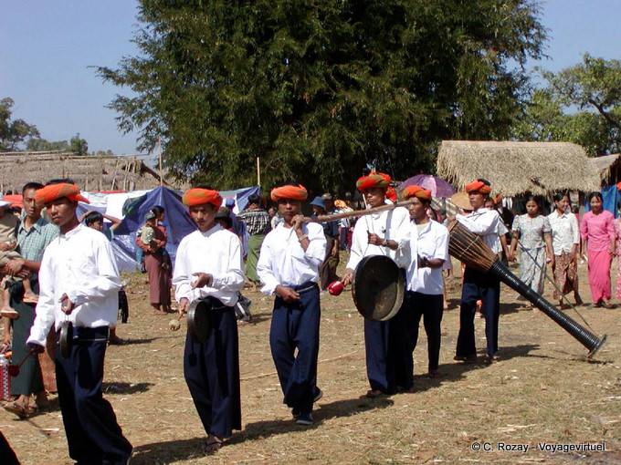 Groupe de musiciens dans la procession, Taung To, lac Inlé - Myanmar (Birmanie)