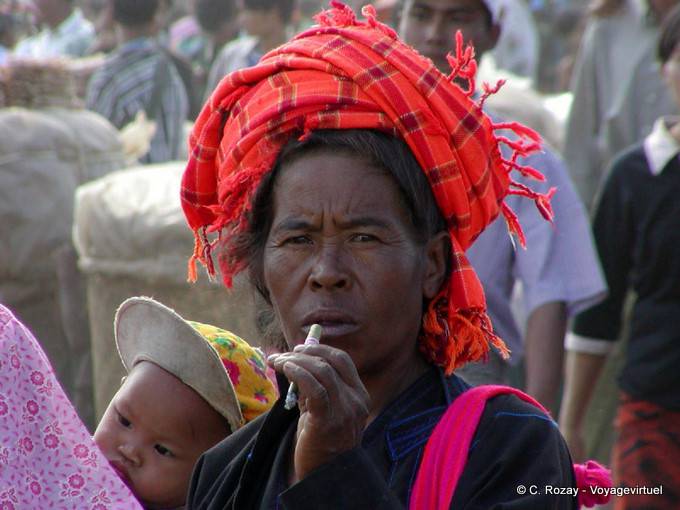 Femme Pa O fumant le cigare, lac Inlé - Myanmar (Birmanie)