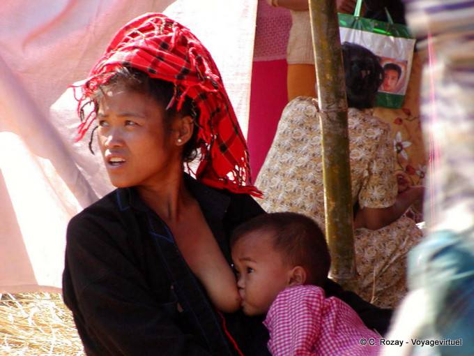 Scène d'allaitement, jeune femme de l'ethnie Pao, lac Inlé - Myanmar (Birmanie)
