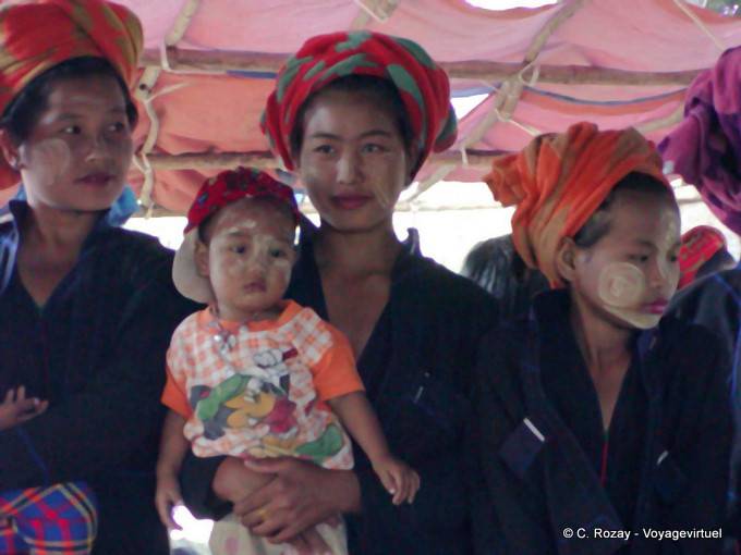 Lac Inlé, groupe de femmes Pa-O avec du thanaka - Myanmar (Birmanie)