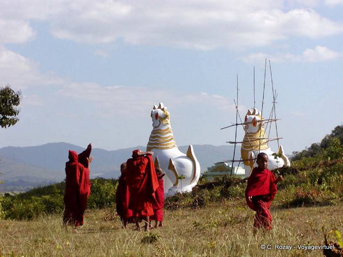 Moines et dragons près du temple Shan de Khaung Daing, lac Inlé - Myanmar (Birmanie)