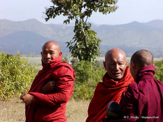 Vieux moines birmans en robe rouge rubis, lac Inlé - Myanmar (Birmanie)