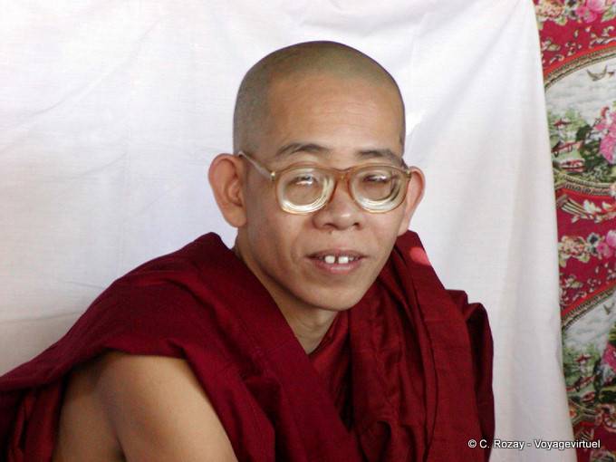 Le moine aux lunettes de myope, lac Inlé - Myanmar (Birmanie)