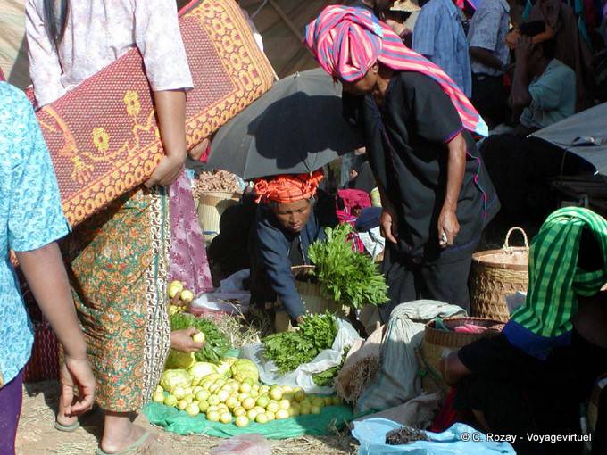 Etal de verdure au marché de Khaung Daing, lac Inlé - Myanmar (Birmanie)