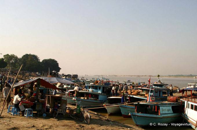 Bateaux dans le port de Mandalay - Myanmar (Birmanie)