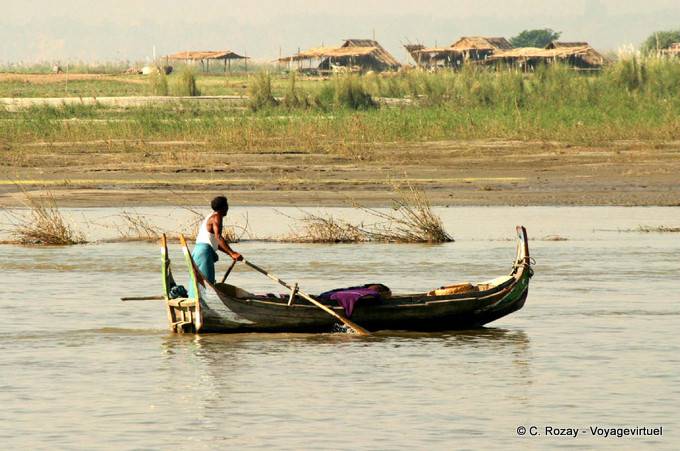 Passage de bateau à rames, Ayerwayadi river, Mandalay - Myanmar (Birmanie)