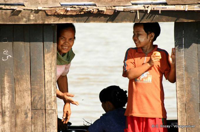 Sourires au passage du bateau, sur l'Irrawaddy, Mandalay - Myanmar (Birmanie)