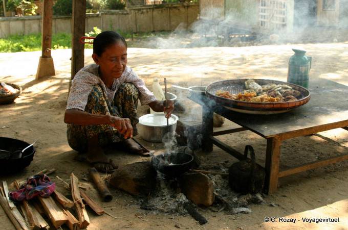 Cuisine en plein-air, Mingun, Mandalay - Myanmar (Birmanie)