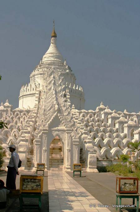 La Pagode Myatheindan ou Hsinbyume, édifiée en 1816, Mingun, Mandalay - Myanmar (Birmanie)