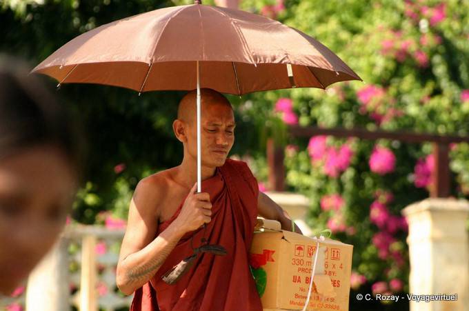 Mingun, le moine au parapluie, Mandalay - Myanmar (Birmanie)
