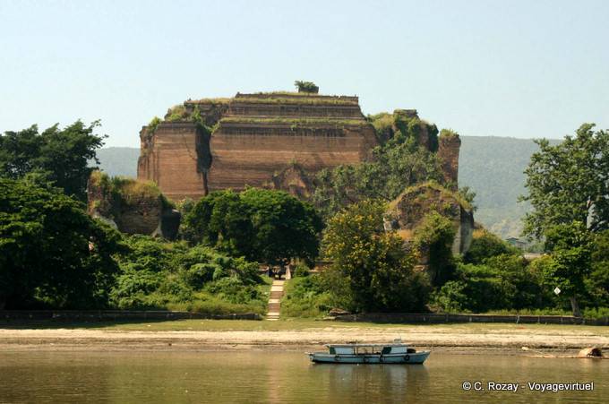 Montara Gyi Pagoda, la Pagode inachevée vue depuis le fleuve, Mingun, Mandalay - Myanmar (Birmanie)