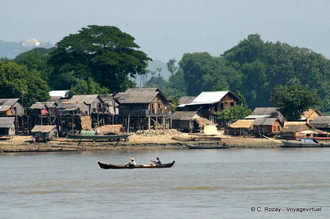 Village de pêcheurs proche de Mingun, Mandalay - Myanmar (Birmanie)