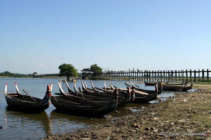 Pont U Bein et bateaux traditionnels amarrés, Lac Taungthaman, Mandalay - Myanmar (Birmanie)