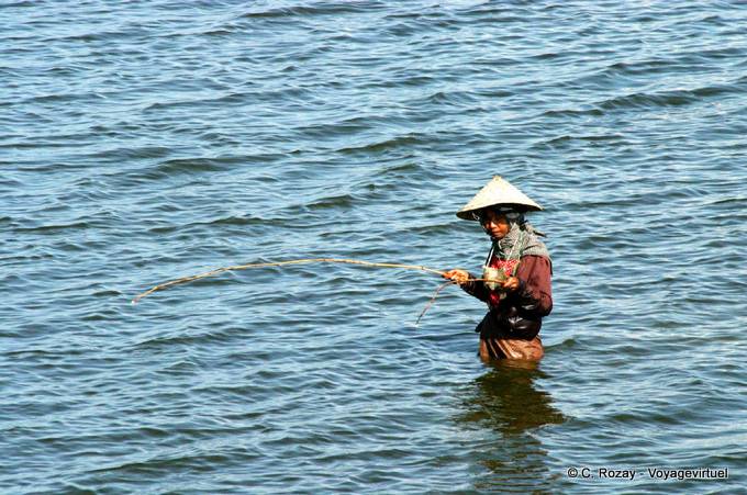 Pêcheur à la ligne dans le Lac Taungthaman, Mandalay - Myanmar (Birmanie)