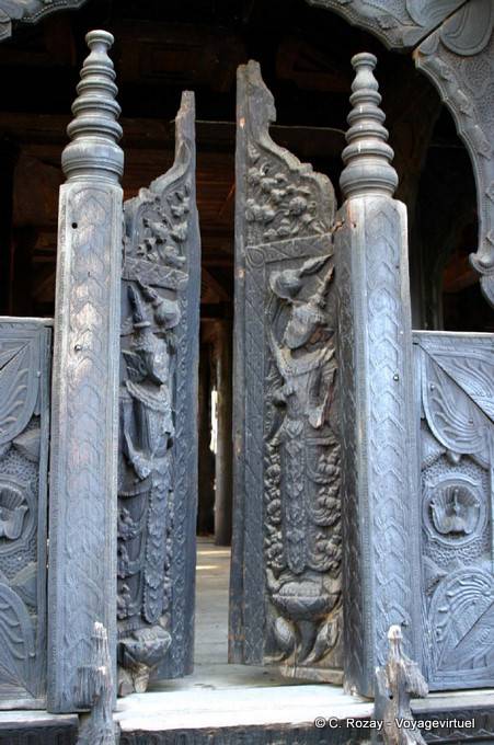 Porte battante sculptée, monastère Bagaya Kyaung, Inwa, Mandalay - Myanmar (Birmanie)