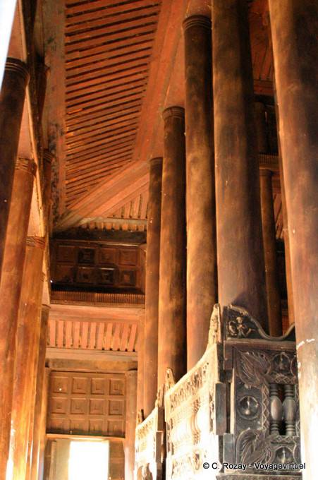 Mandalay, colonnes en bois du monastère Bagaya Kyaung, Inwa - Myanmar (Birmanie)