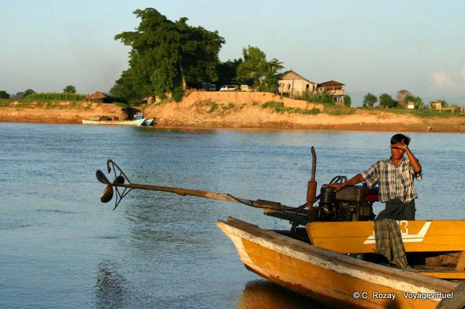 Longue-queue sur l'Irrawaddy, Mandalay - Myanmar (Birmanie)