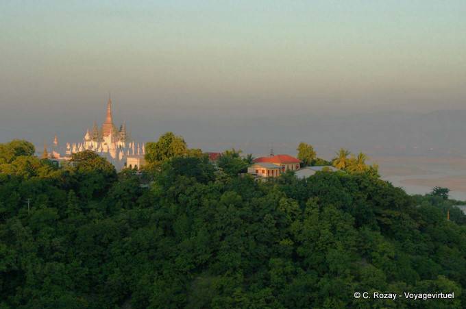 Sutaungpyai émergeant de la colline, Mandalay - Myanmar (Birmanie)