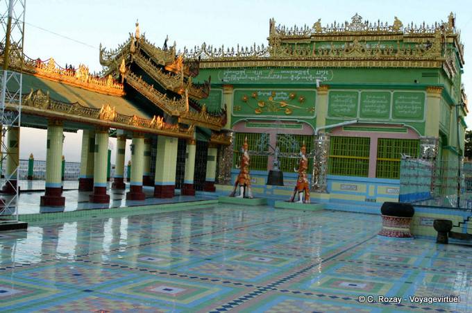 Dans la Pagode Sun U Ponnya Shin, Sagaing, Mandalay - Myanmar (Birmanie)