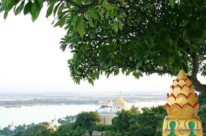 La vallée de Mandalay depuis la colline de Sagaing  - Myanmar (Birmanie)