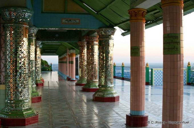 Extérieurs de la pagode Sun U Ponnya Shin, Sagaing - Myanmar (Birmanie)