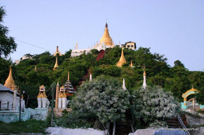 Mandalay, temple et stupas sur la colline de Sagaing - Myanmar (Birmanie)
