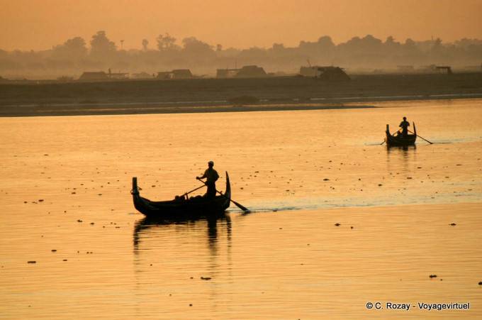 Bateaux au petit matin sur l'Ayeryawady, Mandalay - Myanmar (Birmanie)