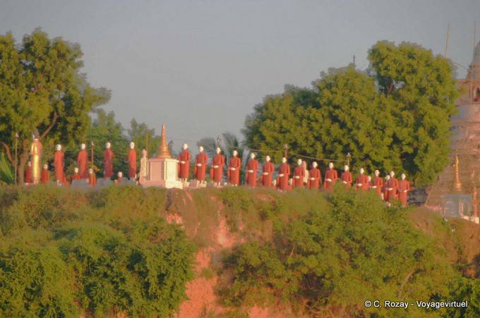 Statues alignées sur un promontoire, Sagaing - Myanmar (Birmanie)