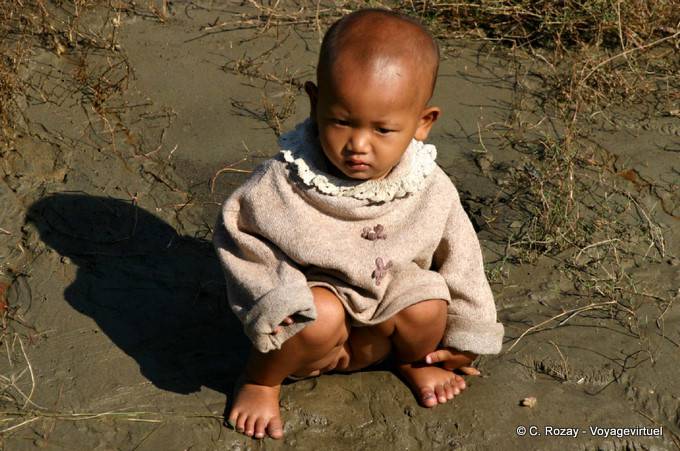 Très jeune birmane sur le bord du fleuve, Mandalay - Myanmar (Birmanie)