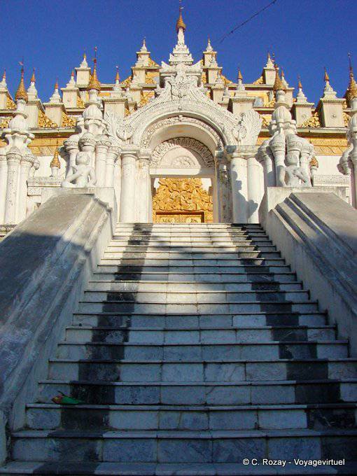 Escalier pour entrer dans la pagode Kuthodaw, Mandalay - Myanmar (Birmanie)
