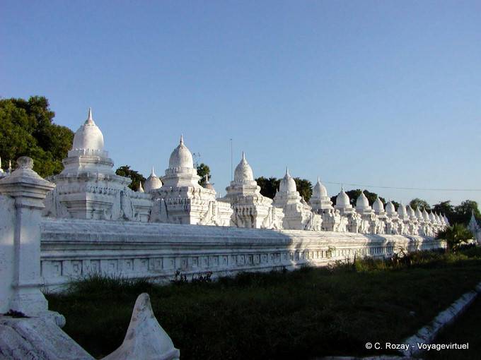 Quelques uns des 769 stupas du grand livre de Kuthodaw, Mandalay - Myanmar (Birmanie)