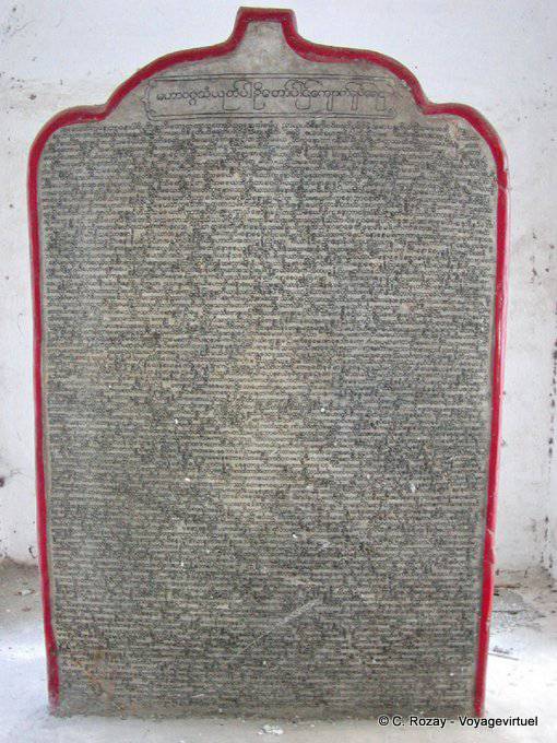 Kuthodaw, stèle du canon bouddhique en pâli ou Tipitaka, Mandalay - Myanmar (Birmanie)